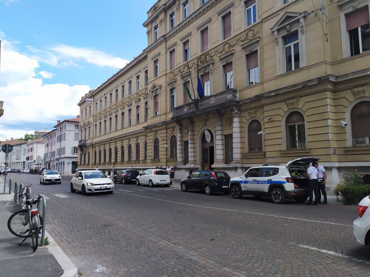 Incidente davanti al tribunale di Gorizia, investito un 21enne in via Nazario Sauro